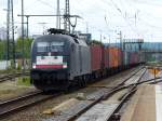 MRCE ES64U2-69 mit einem Containerzug am Haken fährt am 15.05.2014 durch den Regensburger Hauptbahnhof.