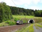 Am gestrigen 5.8.14 wurden wir freundlich von 182 563 bzw. ES64 U2 063 empfangen. 
Freundlich Grüßte und der Lokführer mehrere male mit dem Makrofon und dem Licht. 
Aufgenommen am Ramholzer Tunnel. 