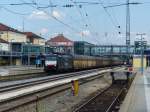 Einen Altmann Ganzzug am Haken zieht am 08.08.2014 ERS Railways ES64F4-286 durch Regensburger Hauptbahnhof.