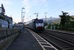 Der frühe Vogel fängt den AZ! 189 916 (ES 64 F4-016) mit Autoreisezug in Fahrtrichtung Norden.