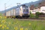 182 535 (ES 64 U2-035) mit Containerzug in Richtung Norden.