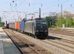 185 574-1 passiert mit einem Containerzug die Station Heimeranplatz in München.