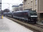 hier sind 3 loks der baureihe 185 von der mrce abgestelllt am mnchener hauptbahnhof.