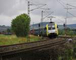 Mit aufgeklappten  Öhrchen  kam 182 595 (ES 64 U2-095) und einem Containerzug in Richtung Norden an der Fotostelle bei Harrbach vorbei.