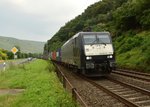 Zwischen Bacherach und Oberwesel ist hier die MRCE 189 290 mit einem Containerzug.