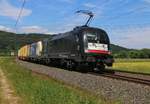 182 564 (ES 64 U2-064) in Doppeltraktion mit der WLC Vectron 193 980-0 und Containerzug in Fahrtrichtung Süden. Aufgenommen zwischen Mecklar und Ludwigsau-Friedlos am 14.06.2015.