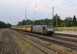 189 281 (ES 64 F4-281) mit geschlossenen ARS-Autotransportwagen in Fahrtrichtung Nienburg(Weser). Aufgenommen in Eystrup am 22.07.2015.