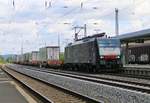 189 924 (ES 64 F4-024) mit KLV-Zug in Fahrtrichtung Süden. Aufgenommen am 30.07.2015 in Eichenberg. 