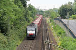 189 211 mit leeren Autotransportwagen am 27. Juni 2017 in Köln (Bahnübergang Mülheimer Ring).