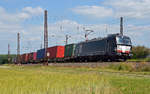 Die für die Wiener Lokalbahn fahrende 193 873 schleppte am 14.06.17 einen Containerzug durch Retzbach-Zellingen Richtung Würzburg.