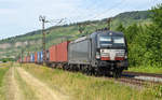 193 870, welche boxXpress angemietet hat, führte am 15.06.17 einen Containerzug durch Thüngersheim Richtung Würzburg.