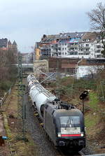 Zu den wenigen Zügen, die heute noch die Düsseldorfer Güterumgehungsbahn von Derendorf nach Lierenfeld befahren, gehört der Sodazug vom Solvay-Werk in Millingen nach Düsseldorf-Reisholz (Henkel-Werke). Am 01.02.2018 ist mit ihm die MRCE-Dispolok ES 64 U2-008 östlich der Moskauer Straße unterwegs.