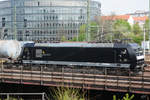 Die 185 552-7 bei der Fahrt in Richtung Dresdner Hauptbahnhof.