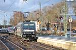 RTB Cargo/MRCE Dispolok Bombardier Traxx2 185 573-3 mit Autotransportzug m 22.12.18 in Hanau Hbf vom Bahnsteig per Telezoom fotografiert