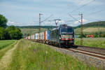 193 859 MRCE Vectron mit Containerzug, am 01.06.2019.