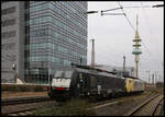 MRCE Dispolok 189910 stand zusammen mit Lokomotion Dispolok 189902 am 20.12.2019 um 10.45 Uhr auf einem Abstellgleis im HBF Duisburg.