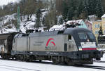 12. Januar 2017, Die MRCE-Lok 182 529 befördert einen Güterzug in Richtung Saalfeld durch den Bahnhof Kronach.