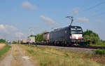 193 877 der MRCE schleppte am Morgen des 03.07.20 für die WLC einen Containerzug durch Delitzsch Richtung Eilenburg.