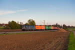 ES64 U2-036 MRCE mit einem Containerzug bei Uffenheim Richtung Würzburg, 26.10.2019
