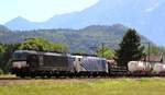 MRCE 193 660 und RTC 907 zerren zusammen einen gemischten Güterzug durch die Alpen in Richtung Rosenheim.