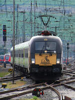 Seine Majestät der  Kaiser  (182 523-1) schreitet am Abend des 04. Juli 2021 mit seinem Flixtrain FLX76333 (Frankfurt/Main Süd - München) in den Würzburger Hauptbahnhof hinein.
