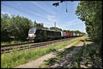 MRCE X 4E-852 ist hier am 14.6.2021 um 15.56 Uhr mit einem Containerzug in Lengerich Schollbruch in Richtung Münster unterwegs. Der Zug befindet sich kurz vor dem Lengericher Tunnel.