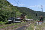 185 557 mit einem gemischten Güterzug am 21. Juli 2021 bei Kaub am Rhein.