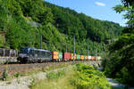 193 867 MRCE mit einem Containerzug bei Ingling Richtung Passau, 22.07.2020