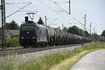 Am 04.06.2022 kam die 185 574-1 von der DB Cargo Deutschland AG, (MRCE Dispolok) mit einem Kesselwagenzug durch Übersee am Chiemsee in Richtung München.