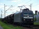 185 551 der MRCE  Blacky  mit einem Gterzug kurz nach dem Bahnhof Wiesloch Walldorf, Sommer 2007