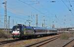 Am 01.03.2024 trifft die von MRCE an Beacon Rail vermietete 182 505-8 als RB 37 aus Krefeld im Neusser Hauptbahnhof ein