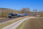 185 572 MRCE mit einem KLV-Zug bei Lehrberg Richtung Ansbach, 01.03.2022