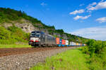 193 602 MRCE mit einem Containerzug bei Himmelstadt Richtung Gem�nden, 07.05.2022