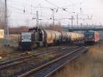 MRCE-Lok 5001571 mit einem Kesselzug bei der Einfahrt im Bahnhof Rostock-Seehafen.Rechts die S3 von Rostock Hbf.nach Rostock-Seehafen Nord.Aufgenommen am 30.12.08 