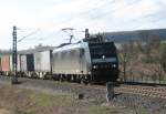 185 557-6 der MRCE mit einem Containerzug bei Km 199,7 auf der KBS 613 in Fahrtrichtung Norden. 19.03.2009