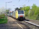 189 997-0 zieht ihren KLV Zug durch den Bahnhof Schallstadt. 15.04.09