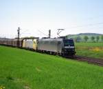 185 557-6 der MRCE und ein Dispo-Taurus ES 64 U2-012 als Mitlufer vor einem Gterzug in Fahrtrichtung Eisenach. Aufgenommen am 25.04.2009 zwischen Friedlos udn Mecklar.