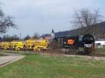 Die G 2000 Nr 1272 407, die an der sterreichischen Firma RTS gelihen ist, fhrt am 10/04/10 mit einem Arbeitszug auf der Gubahn nach Tuttlingen.