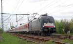 ES 64 U2 - 061 zieht am 02.05.10 den AZ 1360 durch Dessau Richtung Bitterfeld.