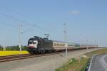 Mit dem EC 174 von Budapest nach Hamburg-Altona hat 182 574-4 vor wenigen Minuten Dresden verlassen. Fotografiert wurde der Zug auf der Neubaustrecke zwischen Bhla und Weiig in Fahrtrichtung Riesa. Einige EC´s nehmen den Weg ber die Berliner Strecke, andere fahren in Richtung Riesa und dann nach Berlin/Hamburg. Fotografiert am 01.05.2011. 