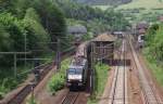 189 281 der MRCE steht am 22. Mai 2011 mit einem langem Schiebewandwagenzug im Bahnhof Probstzella.