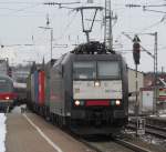 185 544-4 der MRCE zieht am 20. Februar 2013 einen Containerzug durch Ansbach.