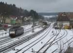 189 113 der MRCE durchfährt am 28. Januar 2014 den Bahnhof Kroanch in Richtung Lichtenfels.