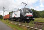 182 571 (ES 64 U2-071) mit Containerzug in Fahrtrichtung Norden. Aufgenommen am 30.07.2013 bei Wehretal-Reichensachsen.