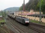 189 113 der MRCE zieht am 12. April 2014 einen Kesselwagenzug durch Kronach in Richtung Saalfeld.