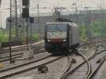 ES 64 F4-016 der MRCE am 9.5.2014 bei der Einfahrt in den Hbf. Hamburg.