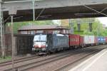 02.05.2014: Siemens Vectron X4E-852 der MRCE Deutschland mit boxxpress.de Werbung durchfährt hier Hamburg-Harburg mit einem Containerzug.