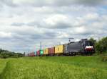 Am 24.5.14 fuhr ES64U2 062 mit einem Containerzug dem nächsten Bahnhof Veitshöchheim entgegen.