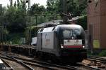 ES 64 U2-071 fuhr mit einen containerzug am 06.06.14 durch hh-harburg