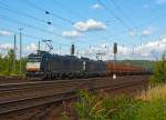   Die zwei schwarzen MRCE Dispoloks 185 553-5 und 185 554-3 (beide TRAXX F140 AC1 sind zurzeit an die NIAG - Niederrheinische Verkehrsbetriebe AG vermietet) ziehen am 14.06.2014 mit einem Kohlezug